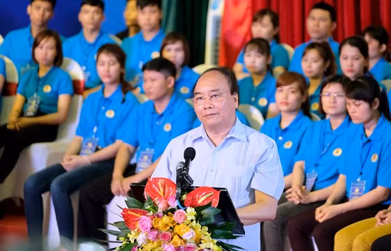  Thủ tướng Nguyễn Xuân Phúc tại buổi đối thoại với công nhân vùng đồng bằng sông Hồng. Ảnh: VGP