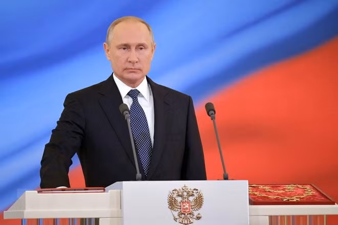Tổng thống Vladimir Putin đọc lời tuyên thệ nhậm chức tại điện Kremlin ngày 7-5. (Nguồn: AFP/TTXVN) Tổng thống Vladimir Putin đọc lời tuyên thệ nhậm chức tại điện Kremlin ngày 7-5. (Nguồn: AFP/TTXVN)