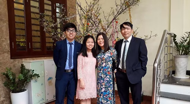 4 Mạnh Linh bên gia đình.