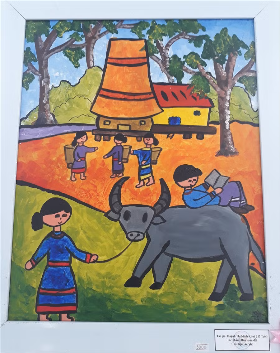 Các em vẽ cuộc sống đại ngàn Tây Nguyên yên bình, tươi đẹp.