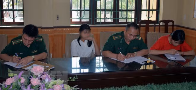Lực lượng chức năng tiến hành bàn giao 2 nạn nhân cho gia đình.