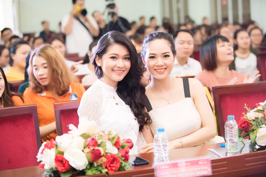 Giao lưu tại Đại học Hài Phòng, hai người đẹp chia sẻ nhiều kinh nghiệm và kêu gọi các cô gái trẻ tham gia cuộc thi. Giao lưu tại Đại học Hài Phòng, hai người đẹp chia sẻ nhiều kinh nghiệm và kêu gọi các cô gái trẻ tham gia cuộc thi.