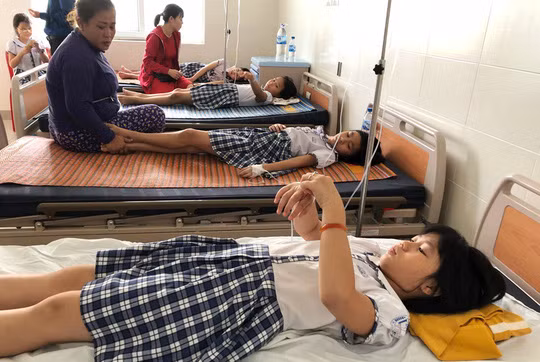 Sau khi uống trà sữa, hàng chục học sinh nhập viện cấp cứu. Sau khi uống trà sữa, hàng chục học sinh nhập viện cấp cứu.