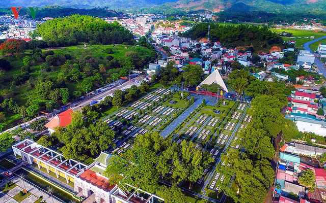 Nghĩa trang Liệt sỹ A1 có 644 ngôi mộ, là một địa điểm không thể bỏ qua của bất cứ du khách nào khi đến Điện Biên. Nơi đây như một nhân chứng lịch sử nhắc nhở thế hệ trẻ luôn noi gương và ghi nhớ công ơn các Anh hùng liệt sỹ.