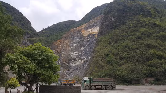 "Mỏ đá ông Ngời" gần đây rất nhiều người dân hiếu kỳ từ các vùng đến xem. "Mỏ đá ông Ngời" gần đây rất nhiều người dân hiếu kỳ từ các vùng đến xem.