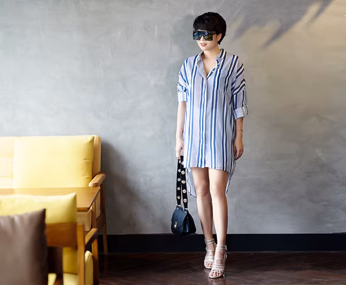 Sơ mi suông dáng dài hoạ tiết kẻ sọc dễ phù hợp mọi thân hình, đồng thời đem tới sự tiện dụng, thoải mái. Sơ mi suông dáng dài hoạ tiết kẻ sọc dễ phù hợp mọi thân hình, đồng thời đem tới sự tiện dụng, thoải mái.