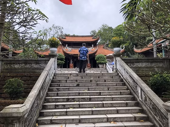 Đền thờ Tổ mẫu Âu Cơ trên núi Vặn. Là một ngôi đền mới, được bắt đầu xây dựng vào năm 2001 và khánh thành tháng 12 năm 2004, được xây dựng trên núi Ốc Sơn (núi Vặn).