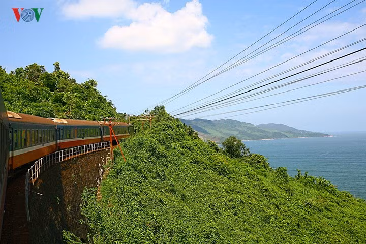  Cung Hải Vân đi trên triền núi, qua 18 cầu và 6 hầm chui, trong đó hầm ngắn nhất là 85m, hầm dài nhất là 600m. Cung Hải Vân có độ dốc lớn, nhiều khúc quanh co với bán kính nhỏ. Trước kia, khi các đoàn tàu vượt Hải Vân, ngành đường sắt dùng đầu máy hơi nước hay các đầu máy diesel thế hệ cũ đều phải tăng cường thêm một đầu máy đẩy. Tàu qua Hải Vân đi với một tốc độ rất chậm…
