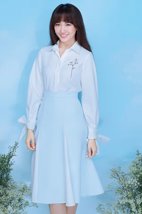  Nữ ca sĩ thể hiện hình ảnh một quý cô thành thị thông qua cách kết hợp các trang phục như đầm yếm xẻ tà, chân váy in logo hay những mẫu quần short thêu hoa cùng váy cúp ngực với phần tay áo sơ mi rời.