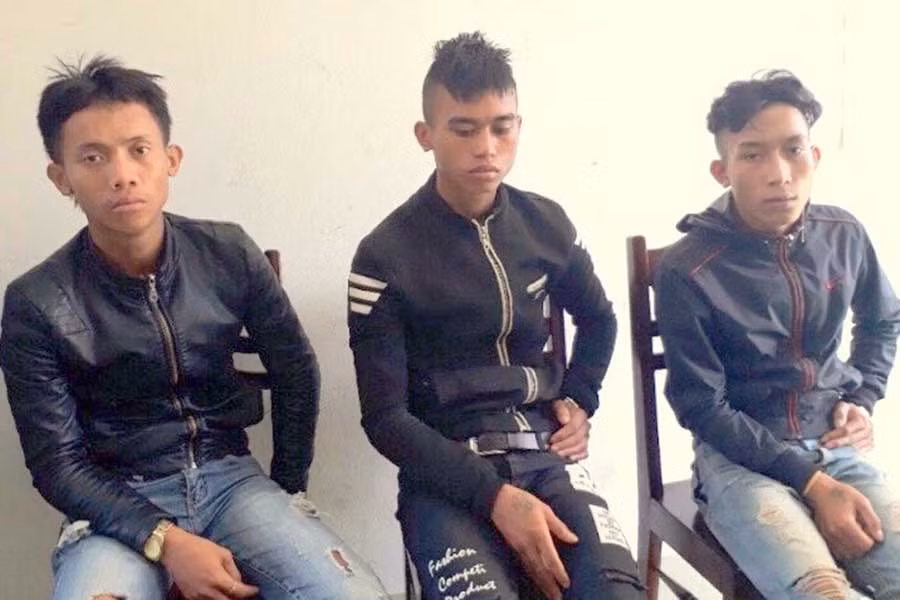  3 đối tượng R’Cơm Tây, Puih Nik và Puih Thiệp tại cơ quan Công an. Ảnh: Vĩnh Phúc