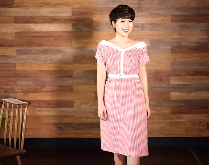 Loạt váy áo phảng phất hơi thở vintage nhẹ nhàng, không quá yểu điệu, phù hợp hình ảnh nàng công sở hiện đại. Loạt váy áo phảng phất hơi thở vintage nhẹ nhàng, không quá yểu điệu, phù hợp hình ảnh nàng công sở hiện đại.