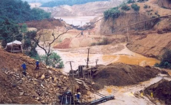 Phải giảm dần và tiến tới xóa bỏ việc bán thô tài nguyên. Trong ảnh, một điểm khai thác khoáng sản. Phải giảm dần và tiến tới xóa bỏ việc bán thô tài nguyên. Trong ảnh, một điểm khai thác khoáng sản.