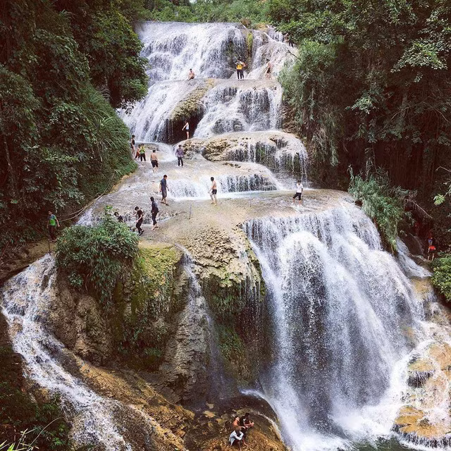 Cách Hà Nội chừng 130km, thác Mu thuộc xóm Mu, xã Tự Do, huyện Lạc Sơn, tỉnh Hòa Bình đang được xem là địa điểm du lịch lý tưởng, hấp dẫn thu hút nhiều khách tham quan, du lịch.