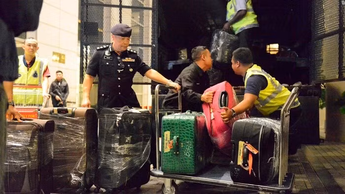  Cảnh sát Malaysia đã thu giữ hàng trăm túi xách hàng hiệu và 72 vali chứa tiền mặt trong nhà cựu Thủ tướng Najib Razak.