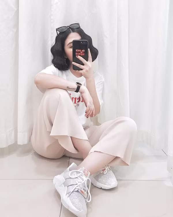  Bí kíp để hot mom ăn gian tuổi thật là mặc trang phục có màu sắc tươi sáng hoặc trung tính.
