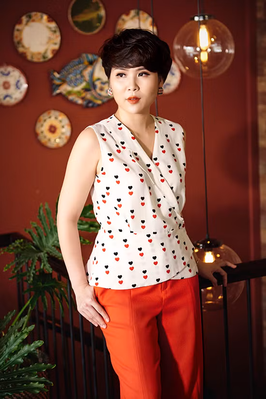 Loạt trang phục sử dụng các chất liệu lụa mang màu sắc tươi tắn, tạo cảm giác mát mẻ trong ngày hè nắng nóng. Loạt trang phục sử dụng các chất liệu lụa mang màu sắc tươi tắn, tạo cảm giác mát mẻ trong ngày hè nắng nóng.