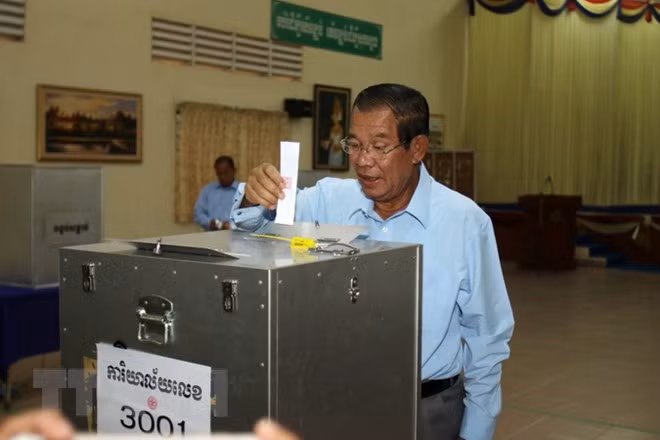 Thủ tướng Campuchia Samdech Techo Hun Sen bỏ phiếu trong cuộc bầu cử Thượng viện tại một điểm bầu cử ở tỉnh Kandal ngày 25/2 vừa qua.