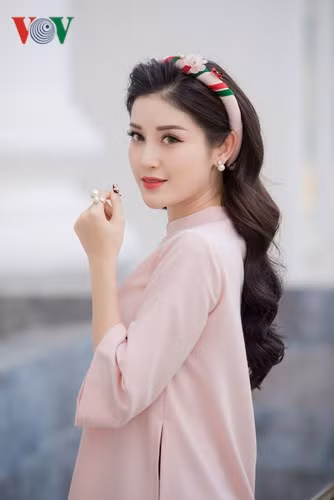  Chiếc mấn hoa dường như làm cho Huyền My trở nên duyên dáng hơn. 