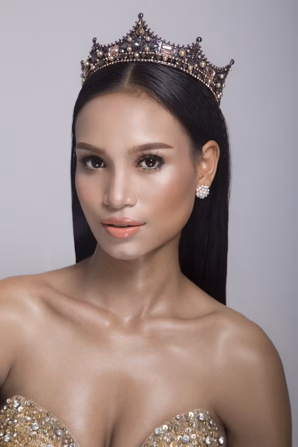 Với nước da đặc biệt, cô phải chọn màu son phù hợp để tôn được vẻ đẹp cá tính, gợi cảm.