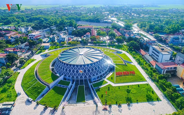 Bảo tàng được thiết kế hình nón cụt, bên trong chứa nhiều mô hình, khối tượng sinh động và gần 1.000 tài liệu, hiện vật, ảnh… khái quát sắc nét cuộc kháng chiến chống thực dân Pháp của quân và dân ta.