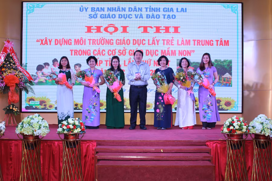 Ông Nguyễn Tư Sơn-Giám đốc Sở Giáo dục và Đào tạo, Trưởng Ban tổ chức tặng hoa cho Ban giám khảo hội thi. Ảnh: N.G