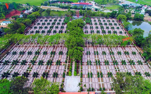 Nghĩa trang Liệt sỹ Độc Lập nằm gần khu Di tích đồi Độc Lập với hơn 2400 mộ, tổng diện tích 3,3ha. Vào những dịp lễ, tết và đặc biệt là ngày thương binh liệt sỹ 27/7, tại đây luôn có hàng ngàn người từ khắp nơi đổ về thắp hương tưởng niệm các anh hùng liệt sỹ.