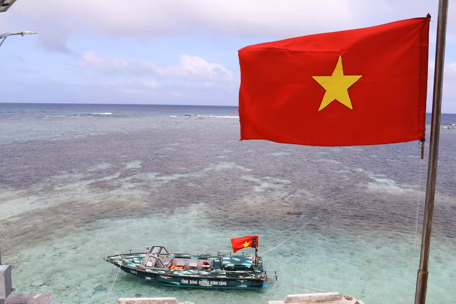  Cờ Tổ quốc luôn đỏ chói khẳng định chủ quyền trên đảo
