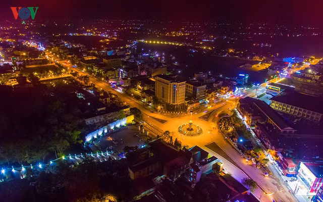 Thành phố Điện Biên Phủ lung linh về đêm.
