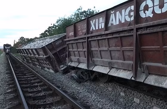  Tàu hàng trật khỏi đường ray tại khu vực ga Yên Xuân
