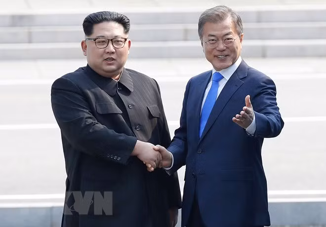 Tổng thống Hàn Quốc Moon Jae-in (ảnh, phải) và nhà lãnh đạo Triều Tiên Kim Jong-un (ảnh, trái) tại cuộc họp thượng đỉnh lịch sử tại làng đình chiến Panmunjom thuộc khu phi quân sự (DMZ) ở biên giới hai nước. (Nguồn: EPA-EFE/TTXVN) Tổng thống Hàn Quốc Moon Jae-in (ảnh, phải) và nhà lãnh đạo Triều Tiên Kim Jong-un (ảnh, trái) tại cuộc họp thượng đỉnh lịch sử tại làng đình chiến Panmunjom thuộc khu phi quân sự (DMZ) ở biên giới hai nước. (Nguồn: EPA-EFE/TTXVN)