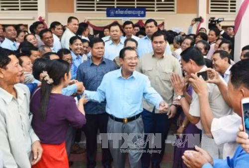 Đảng CPP cầm quyền của Thủ tướng Hun Sen (giữa) được dự báo sẽ tiếp tục giành được chiến thắng tại tổng tuyển cử sắp tới.