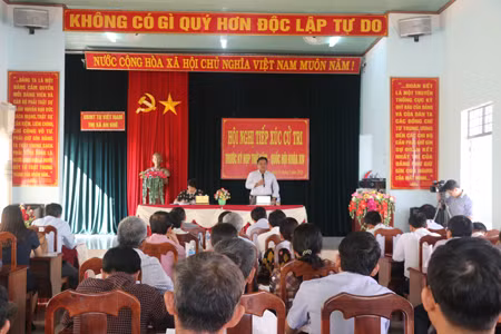 Đoàn đại biểu Quốc hội tiếp xúc cử tri An Khê. Ảnh: N.M