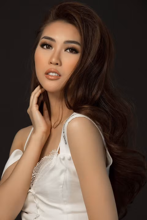  Tường Linh sở hữu gương mặt thanh tú và cân đối