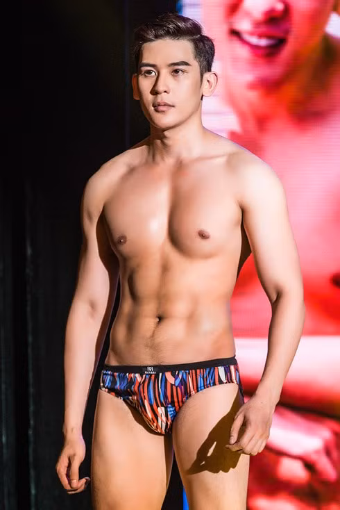 Trần Minh Trung tự tin khoe thân hình đẹp.
