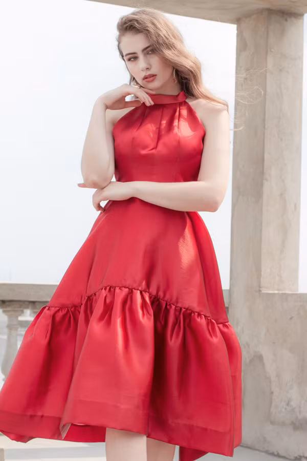 Tông đỏ cuốn hút vẫn được ưa chuộng và chọn lựa để mang tới các mẫu váy xòe khiến người mặc trở nên trẻ trung và đáng yêu hơn. Tông đỏ cuốn hút vẫn được ưa chuộng và chọn lựa để mang tới các mẫu váy xòe khiến người mặc trở nên trẻ trung và đáng yêu hơn.