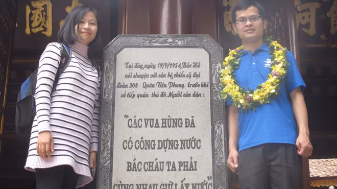  Bác sĩ Nguyễn Văn Hiếu và vợ tại bia đá ghi lại lời dạy của Bác Hồ với tuổi trẻ ở Đền Hùng