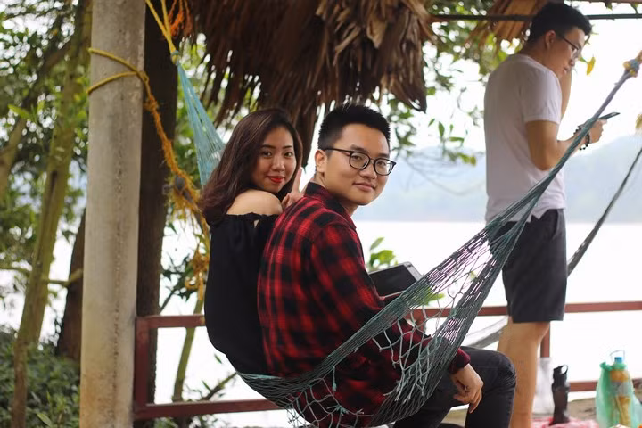 Vì khu nghỉ dưỡng cách trung tâm Hà Nội không quá xa (khoảng 30-40 km) nên bạn có thể chọn đi một mình, đi theo cặp nhưng để được trải nghiệm hết những điều thú vị thì bạn nên đi theo nhóm.