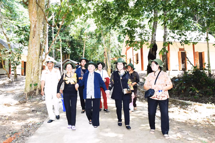 về thăm lai