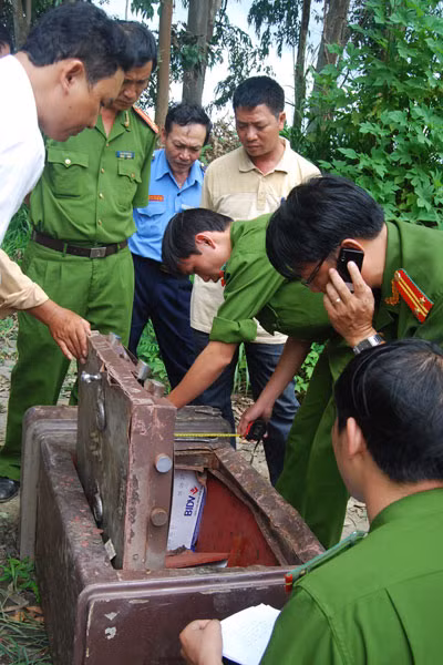 CA TP Pleiku đang khám nghiệm, điều tra hiện trường vụ trộm két tại Cty CP Xi măng Gia Lai
