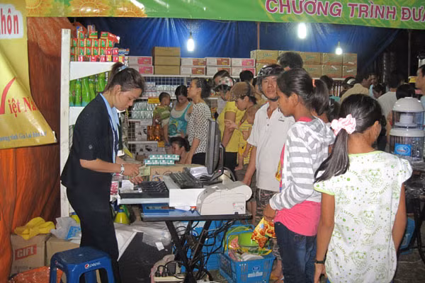 Đưa hàng Việt về vùng sâu. Ảnh: Lê Lan