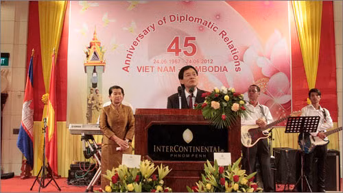 Đại sứ đặc mệnh toàn quyền Việt Nam tại Campuchia Ngô Anh Dũng đọc diễn văn chào mừng
