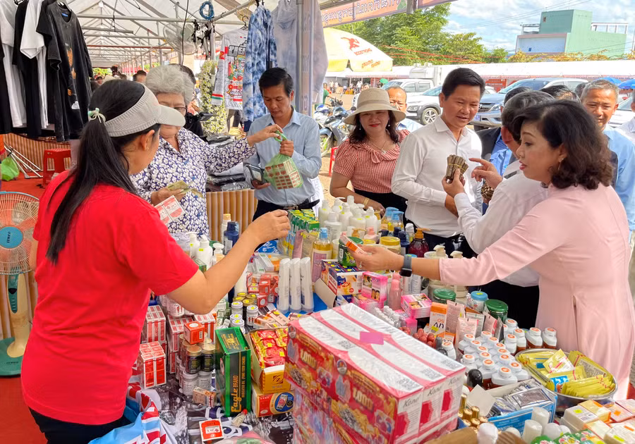 Các đại biểu tham quan gian hàng của Campuchia. Ảnh: Vũ Thảo Các đại biểu tham quan gian hàng của Campuchia