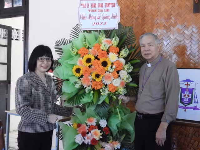 Phó Chủ tịch UBND tỉnh Gia Lai Nguyễn Thị Thanh Lịch (trái) tặng hoa chúc mừng Giáng sinh tại Toà Giám mục Giáo phận Kon Tum. Ảnh: Thanh Nhật (6927)