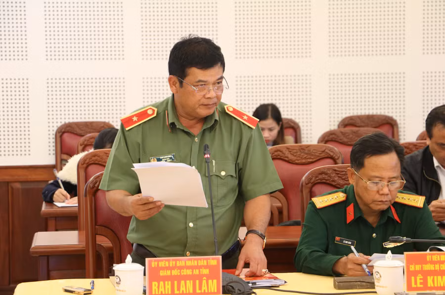 Thiếu tướng Rah Lan Lâm-Giám đốc Công an tỉnh phát biểu tại hội nghị. Ảnh: Quang Tấn