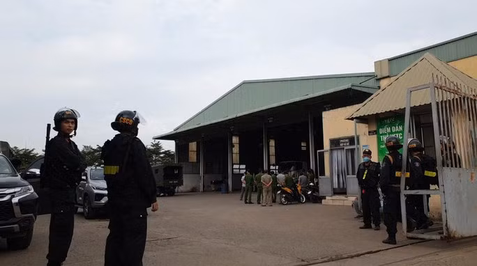 Công an khám xét Trung tâm đăng kiểm xe cơ giới 50-07V Công an khám xét Trung tâm đăng kiểm xe cơ giới 50-07V