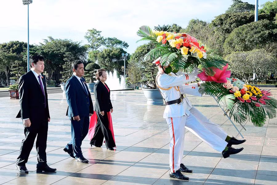 Các đại biểu HĐND tỉnh đã đến dâng hoa trước Tượng đài Bác Hồ với các dân tộc Tây Nguyên. Ảnh: Đức Thụy