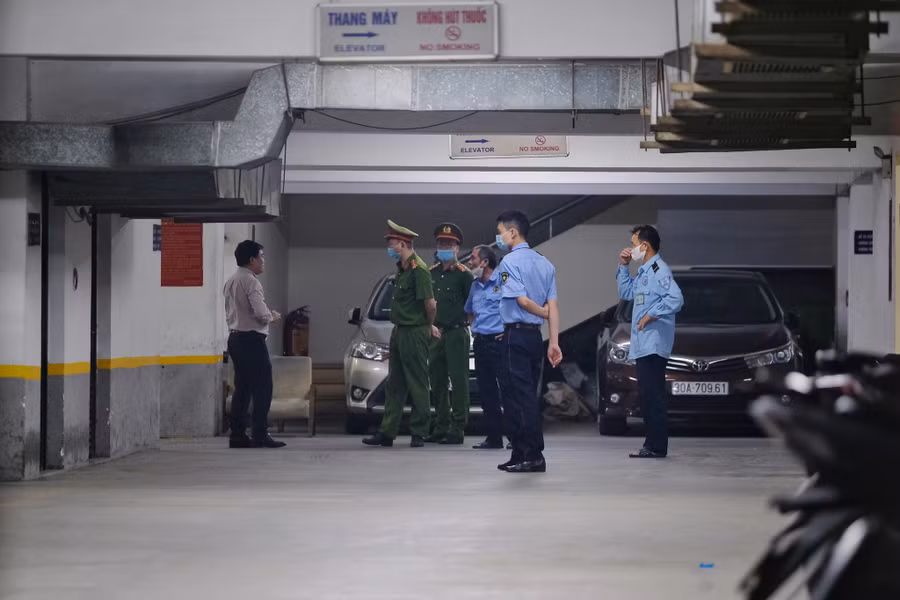 Công an khám xét trụ sở Công ty Trí Việt vào tối 20.4. Ảnh: Trần Cường