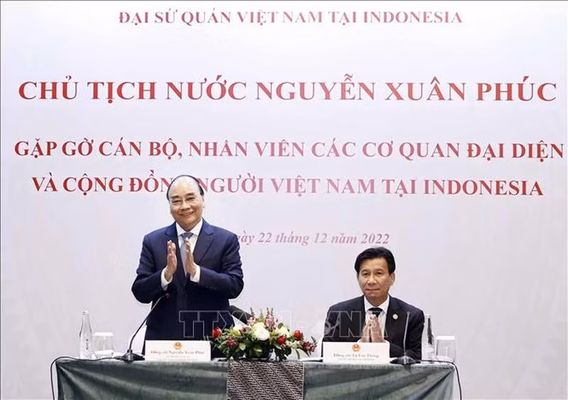  Chủ tịch nước Nguyễn Xuân Phúc tại buổi gặp gỡ cán bộ, nhân viên các cơ quan đại diện và đại diện cộng đồng người Việt Nam tại Indonesia. (Ảnh: Thống Nhất/TTXVN)