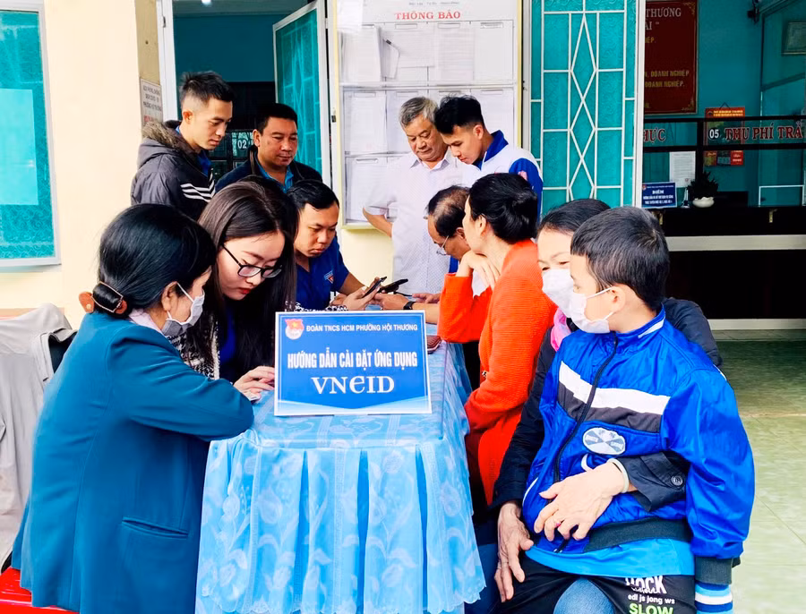 Đoàn phường Hội Thương (TP. Pleiku) hỗ trợ người dân cài đặt ứng dụng VneID. Ảnh: Phan Lài Đoàn phường Hội Thương (TP. Pleiku) hỗ trợ người dân cài đặt ứng dụng VneID. Ảnh: Phan Lài