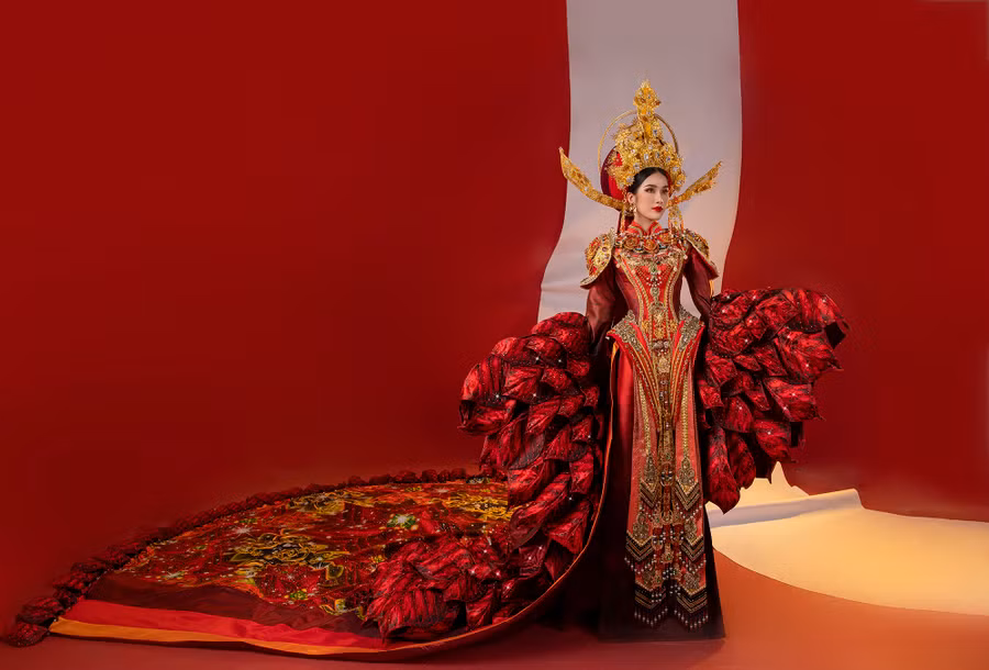 Mới đây, Á hậu Phương Anh khiến người hâm mộ trầm trồ khi khoác lên người thiết kế Hoa trạng nguyên, bộ trang phục sẽ được cô trình diễn trong đêm chung kết Hoa hậu Quốc tế 2022. Ảnh: NVCC